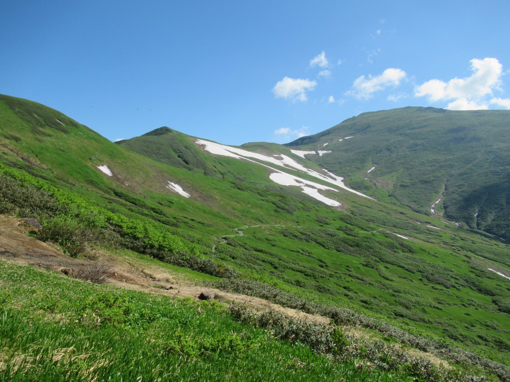 月山に至る稜線